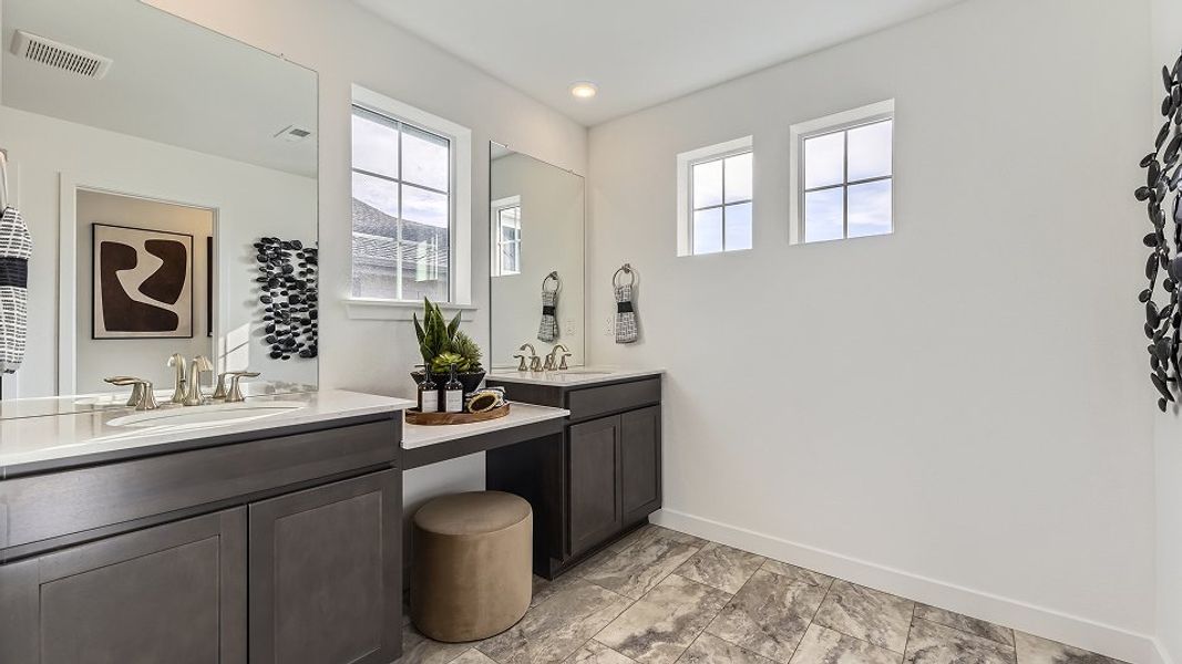 041725 2576 Ashbrook Owners Bath 1of2 F2