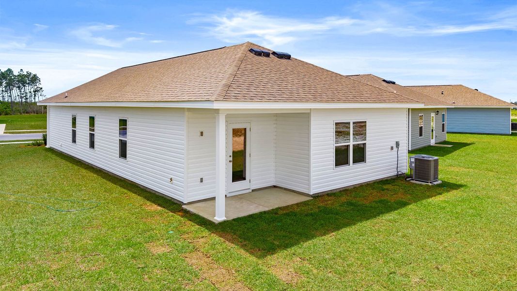 Exterior details and patio area of a home in Liberty, Panama City (Image 3).