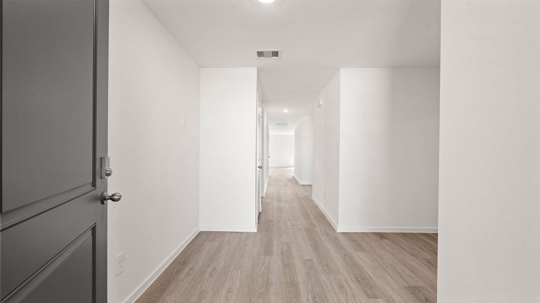 Spacious, unfurnished interior of a new home in Sunterra Lakes, Brookshire (Image 10).