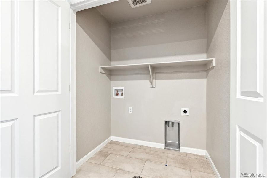 Spacious, unfurnished interior of a new home in Pintail Commons at Johnstown Village, Johnstown (Image 12).