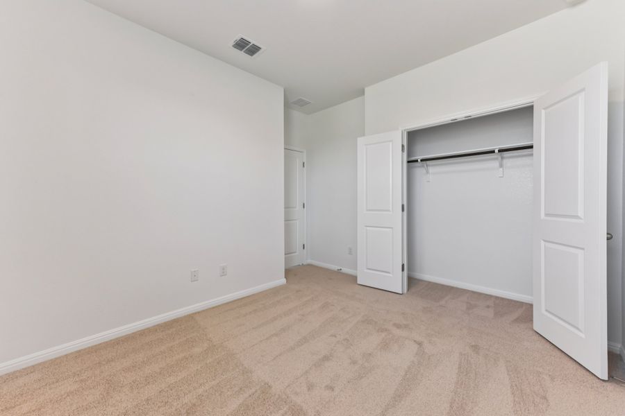 Spacious, unfurnished interior of a new home in Porter Country, Buda (Image 27).