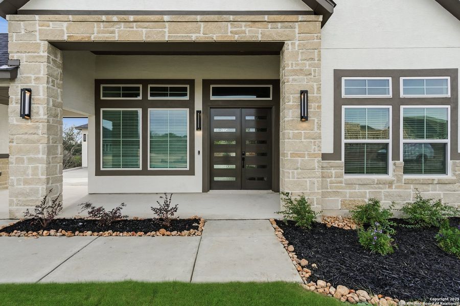 Exterior details and patio area of a home in Potranco Oaks, Castroville (Image 26).