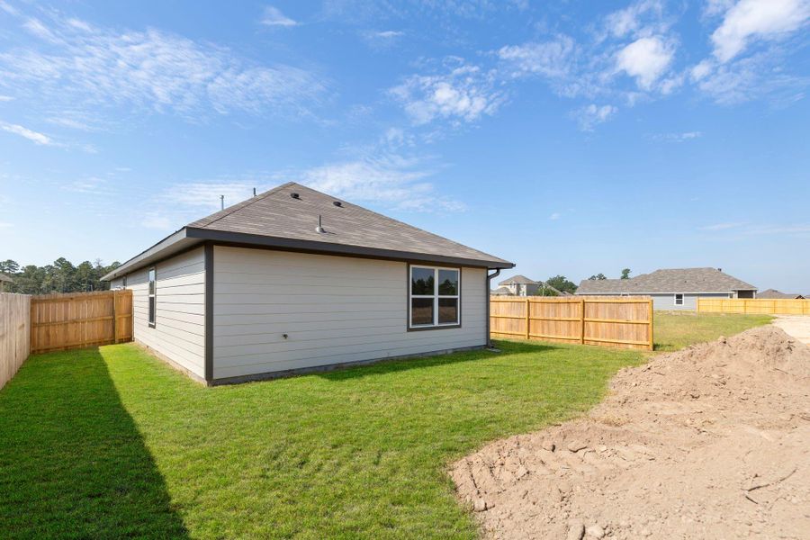 Exterior details and patio area of a home in Sterling Ridge, Huntsville (Image 3).