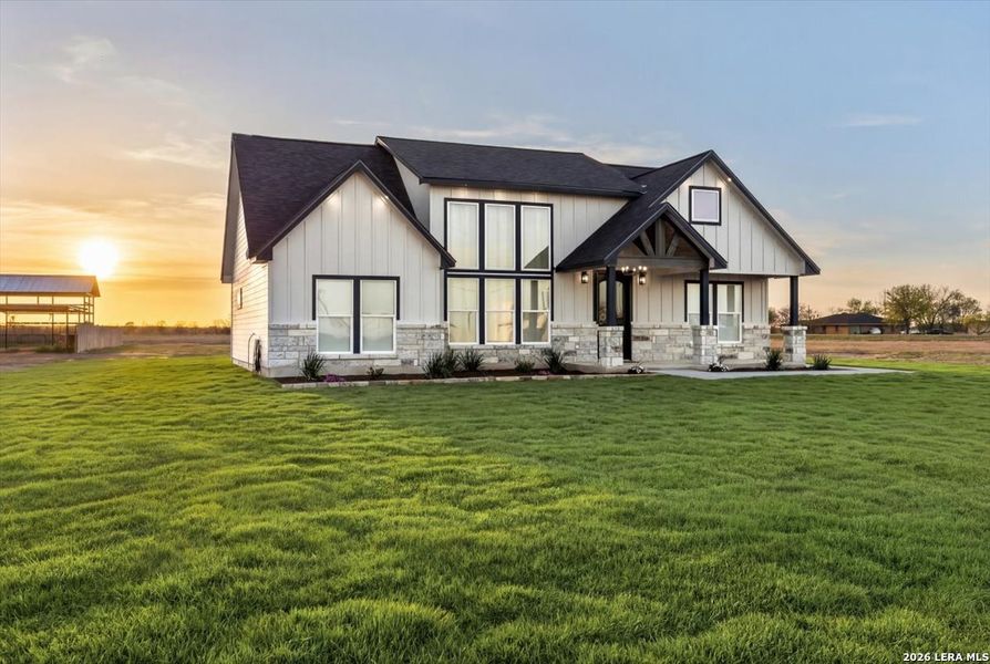 Exterior details and patio area of a home in , Natalia (Image 25).
