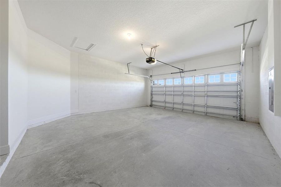 Spacious, unfurnished interior of a new home in Gum Lake Preserve, Lake Alfred (Image 25).