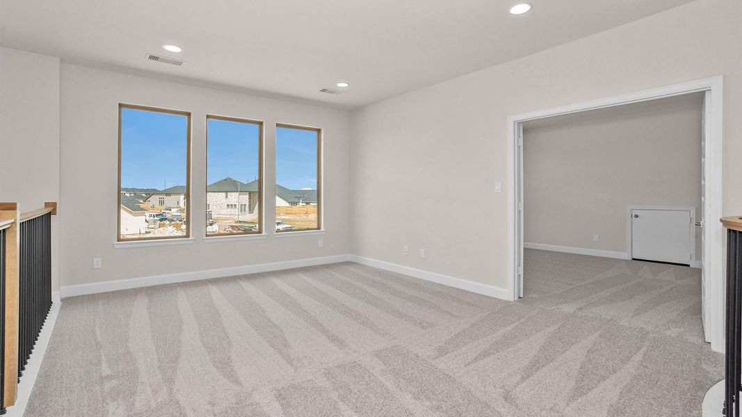 Spacious, unfurnished interior of a new home in Cross Creek West, Fulshear (Image 9).