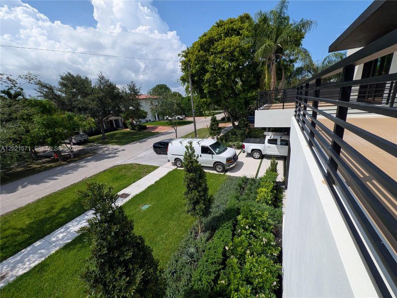 Exterior details and patio area of a home in , Fort Lauderdale (Image 21).