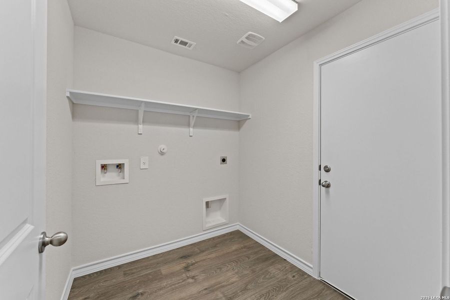 Spacious, unfurnished interior of a new home in Steele Creek, Cibolo (Image 13).