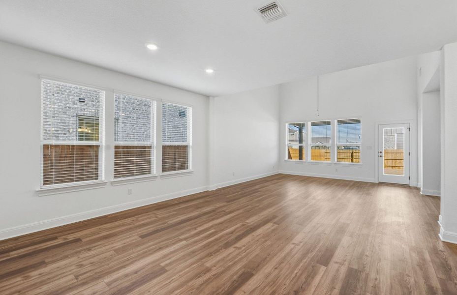 Spacious, unfurnished interior of a new home in Santa Rita Ranch, Liberty Hill (Image 26).