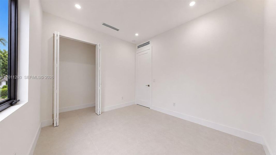 Spacious, unfurnished interior of a new home in , Miami Lakes (Image 25).