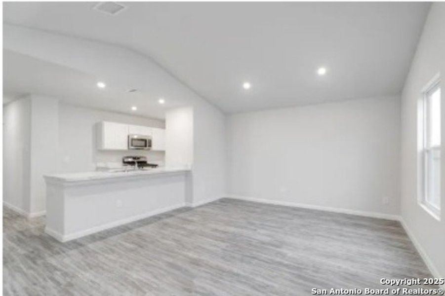 Spacious, unfurnished interior of a new home in Las Colinas, Kenedy (Image 10).