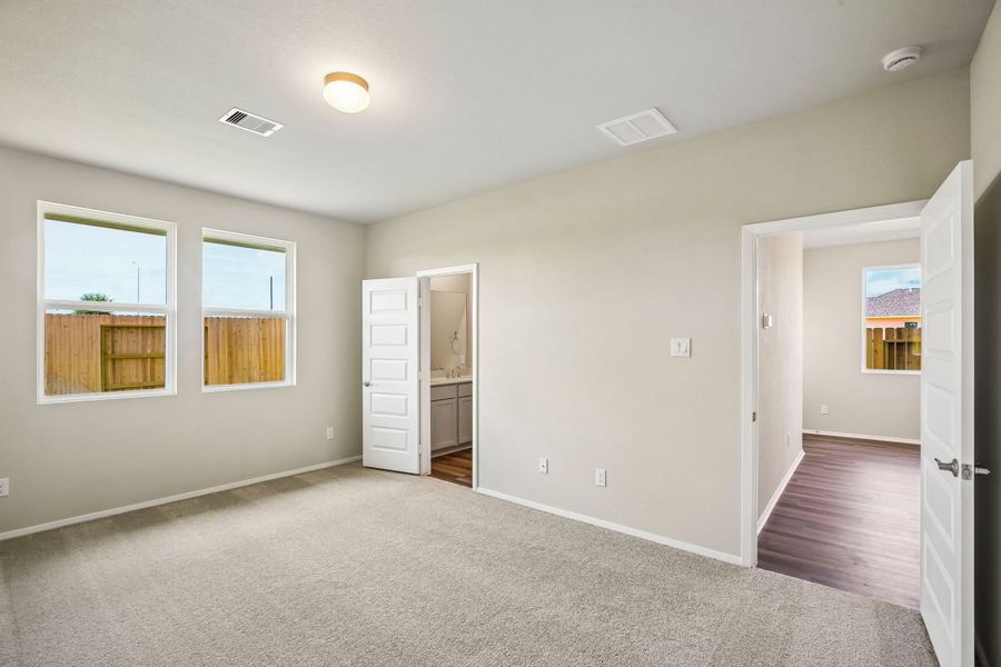 Spacious, unfurnished interior of a new home in Mustang Meadows, Waller (Image 19).