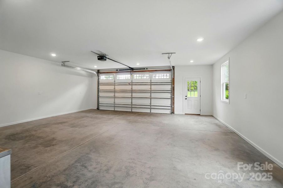 Garage wi/Service Door Garage wi/Service Door