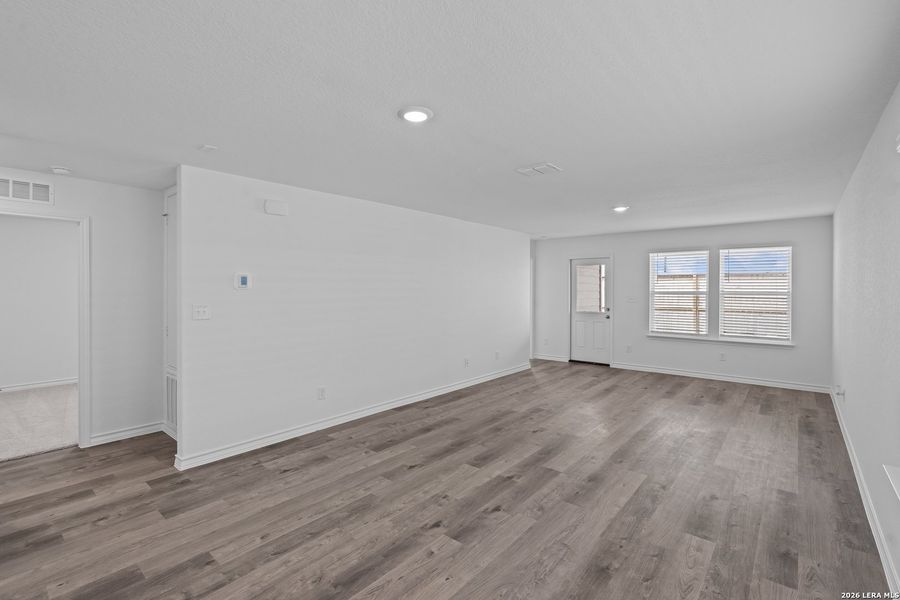 Spacious, unfurnished interior of a new home in Cinco Lakes, San Antonio (Image 24).