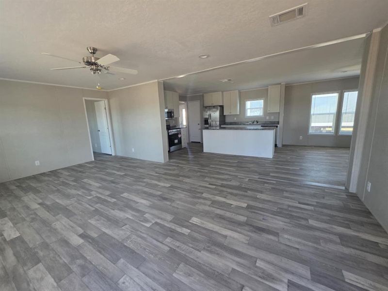 Spacious, unfurnished interior of a new home in , Kaufman (Image 8).