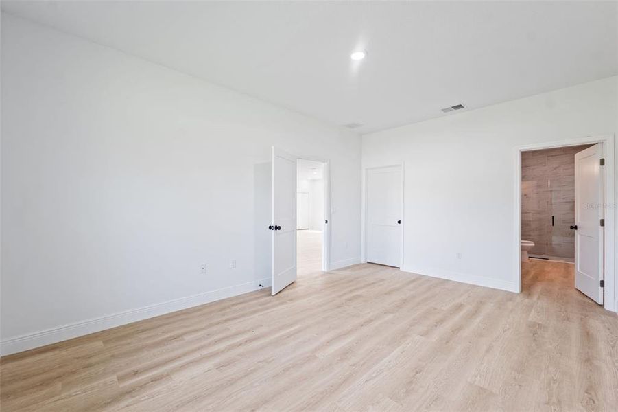 Spacious, unfurnished interior of a new home in , Ocala (Image 26).