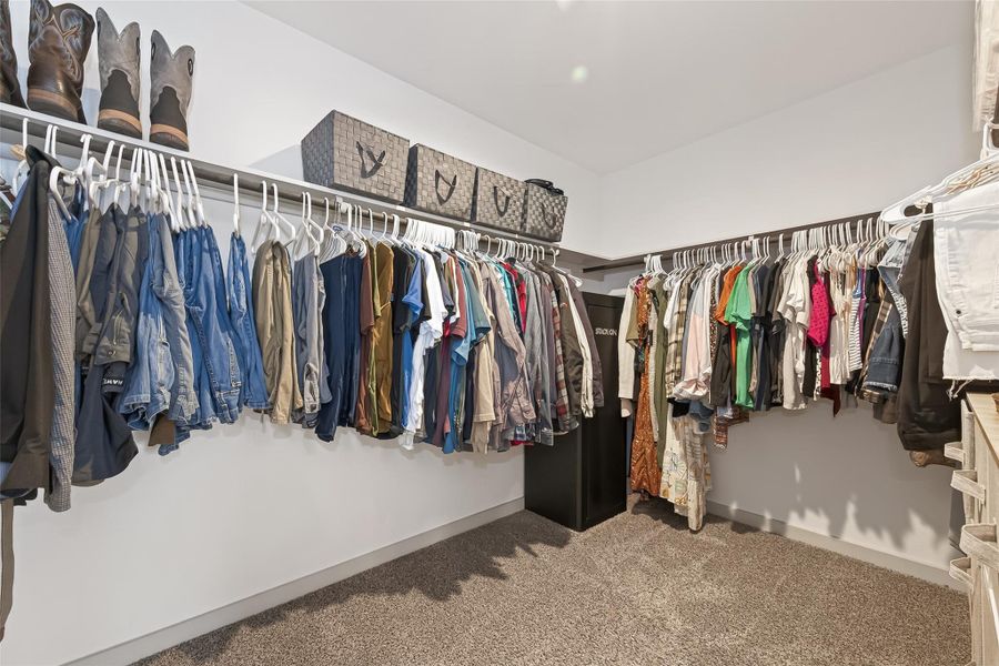 Large walking closet ready for your customizations. Large walking closet ready for your customizations.