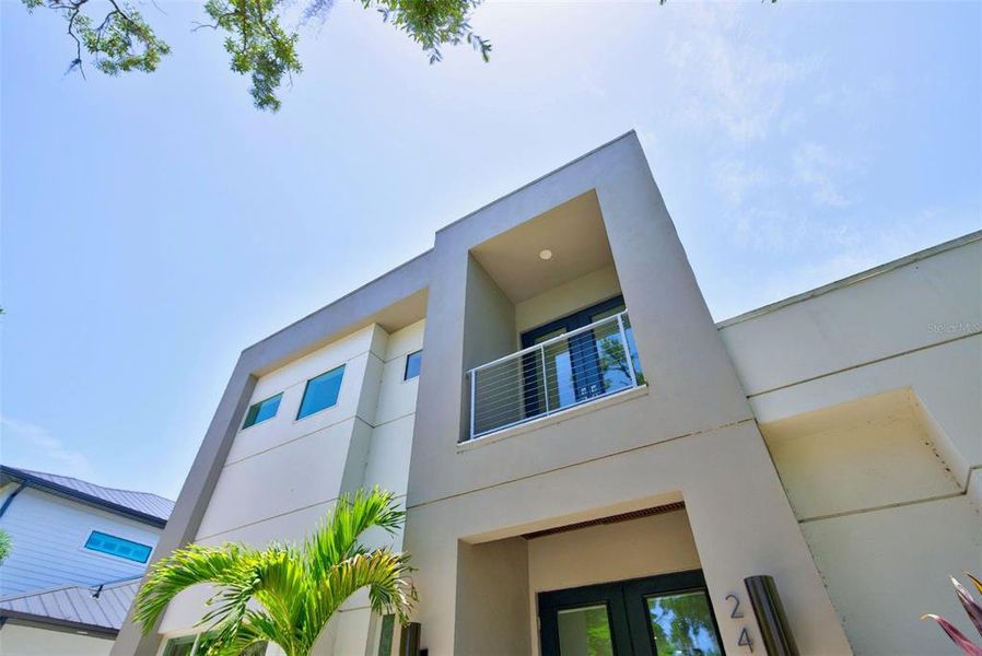 Condo located in Sarasota, FL showcasing its design and architecture (Image 4).