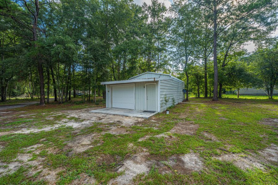 Exterior details and patio area of a home in , Walterboro (Image 31).