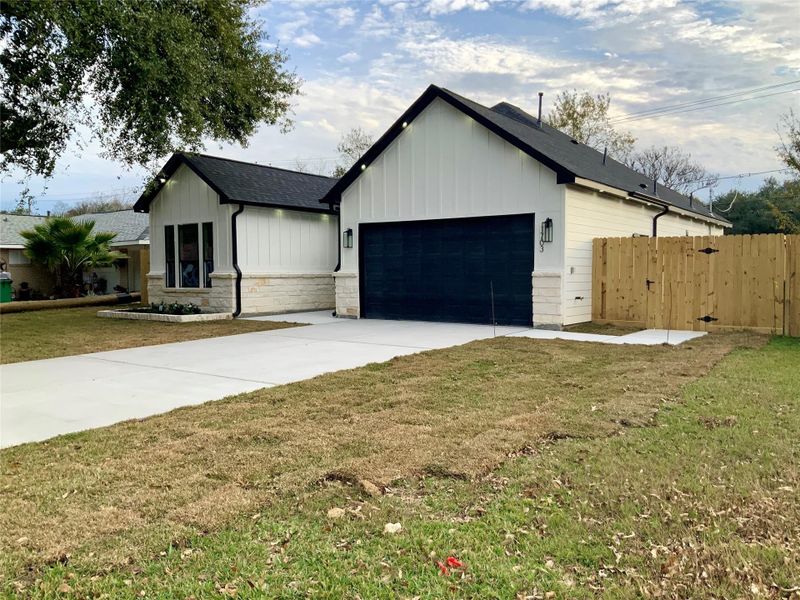 Front exterior of a new home in , Baytown, TX, highlighting curb appeal (Image 16).