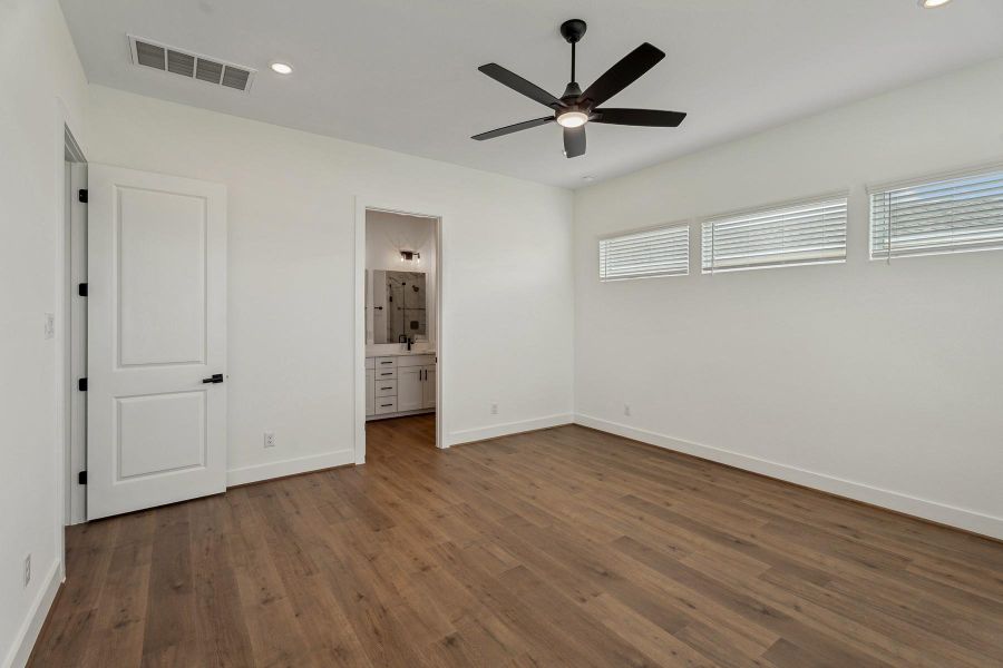 Spacious, unfurnished interior of a new home in , Iowa Colony (Image 13).