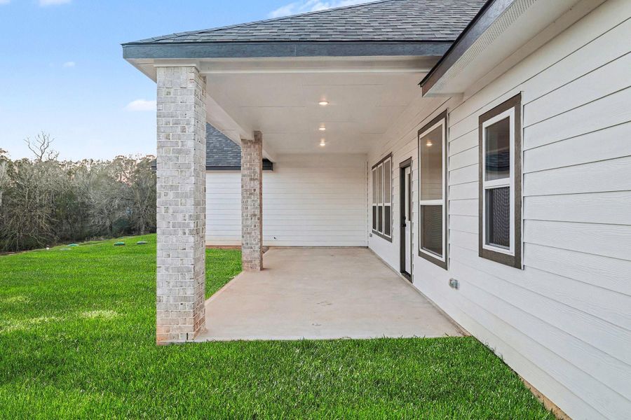 Exterior details and patio area of a home in Rose Hill Estates, Willis (Image 3).