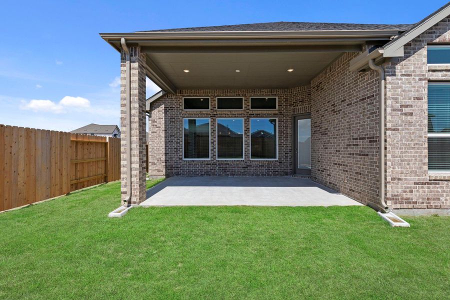 Exterior details and patio area of a home in Blue Heron, Mont Belvieu (Image 4).
