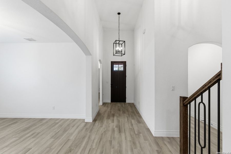 Spacious, unfurnished interior of a new home in Davis Ranch, San Antonio (Image 30).