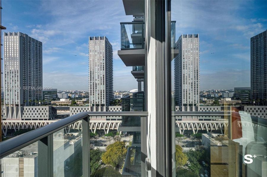 Condo located in Miami, FL showcasing its design and architecture (Image 18).