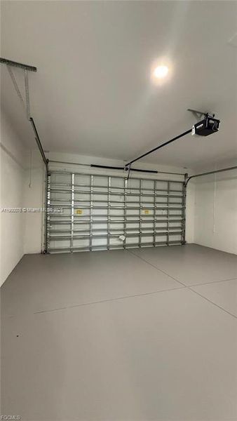 Spacious, unfurnished interior of a new home in , Cape Coral (Image 9).