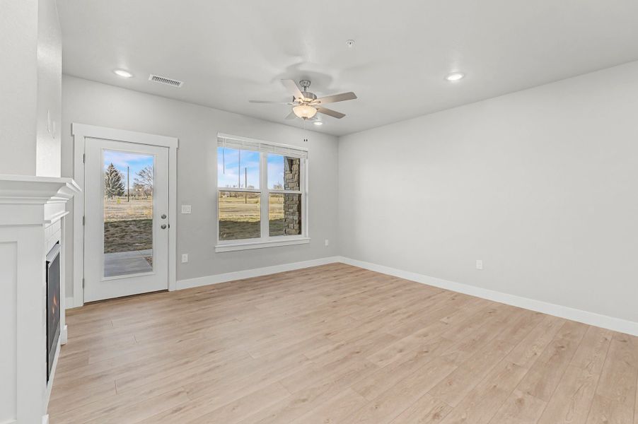 Spacious, unfurnished interior of a new home in Highlands at Fox Hill, Longmont (Image 9).