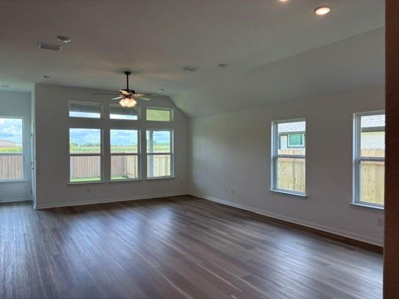 Spacious, unfurnished interior of a new home in Spring Creek, Taylor (Image 7).
