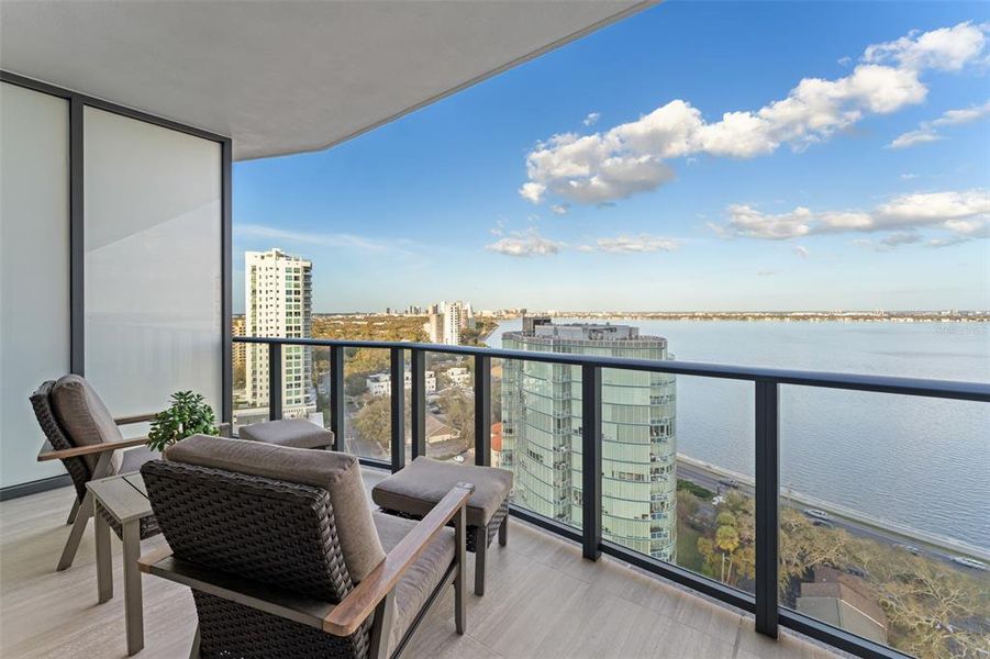 Condo located in Tampa, FL showcasing its design and architecture (Image 31).