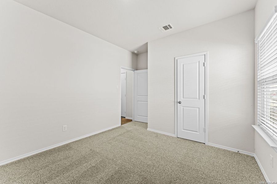 Spacious, unfurnished interior of a new home in Hunters Ranch, San Antonio (Image 23).