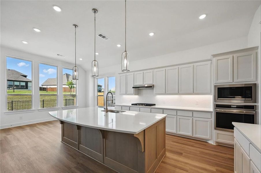 2131CharmingForgeRoadCANTA002 2131CharmingForgeRoadCANTA002