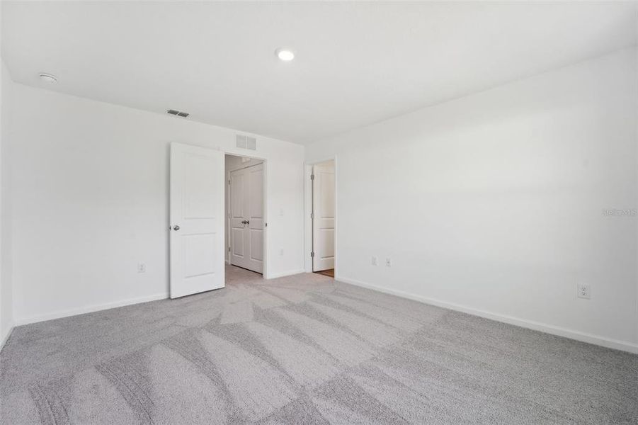 Spacious, unfurnished interior of a new home in Vista Walk, Dade City (Image 13).