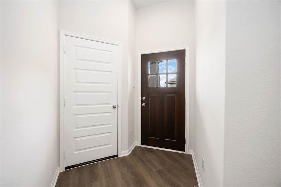 Spacious, unfurnished interior of a new home in Meadow Park, Conroe (Image 8).