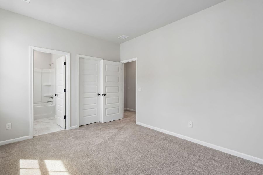 Spacious, unfurnished interior of a new home in Heron's Walk at Summers Corner, Summerville (Image 31).
