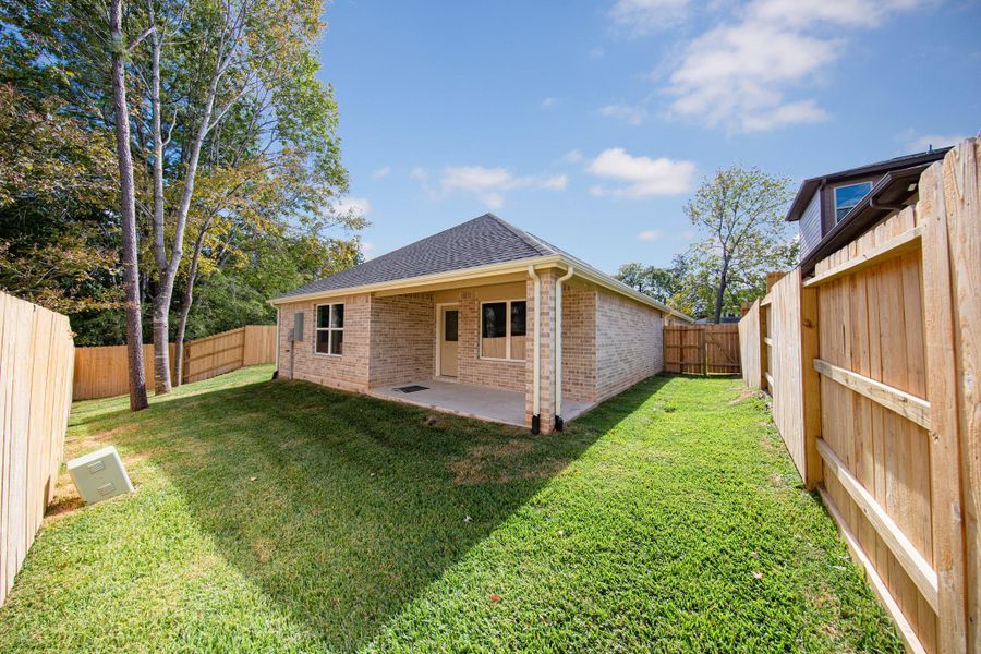 Exterior details and patio area of a home in Lake Conroe Area Homes, Montgomery (Image 3).