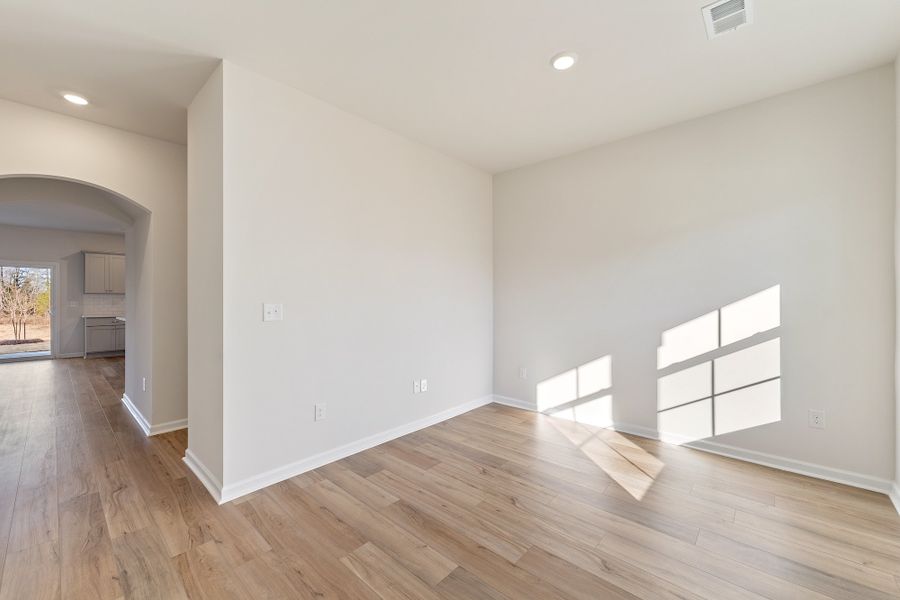 Spacious, unfurnished interior of a new home in Richmond Hill, Inman (Image 14).