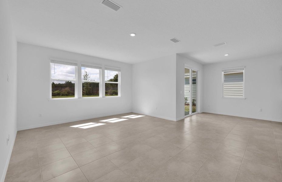 Spacious, unfurnished interior of a new home in Hyland Trail, Green Cove Springs (Image 22).
