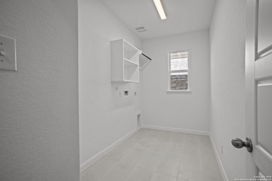 Spacious, unfurnished interior of a new home in Davis Ranch, San Antonio (Image 34). Spacious, unfurnished interior of a new home in Davis Ranch, San Antonio (Image 34).