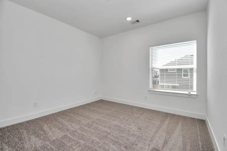 Spacious, unfurnished interior of a new home in Meridiana, Rosharon (Image 11).