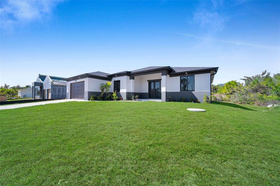 Exterior details and patio area of a home in , Port Charlotte (Image 20).