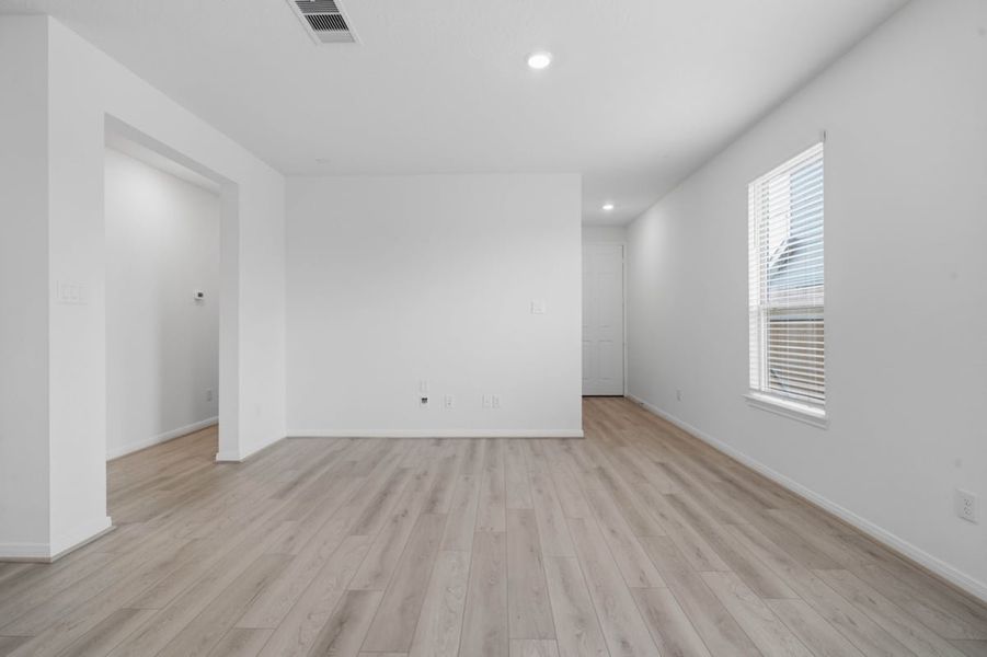 Spacious, unfurnished interior of a new home in Glendale Lakes North, Arcola (Image 11).