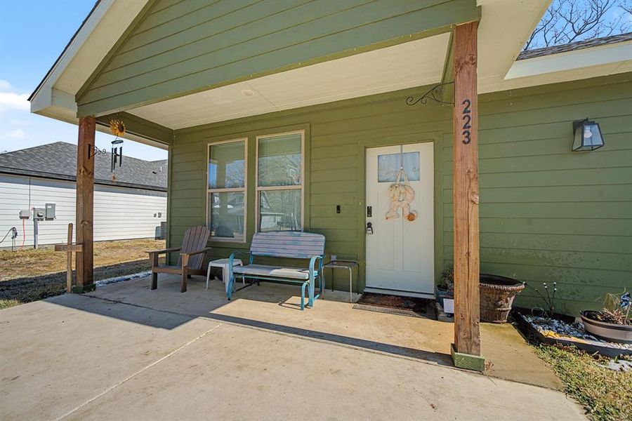 Exterior details and patio area of a home in , Malakoff (Image 19).