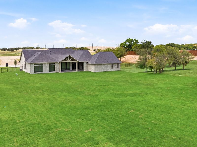 Exterior details and patio area of a home in Fleming Pointe, Fort Worth (Image 32).