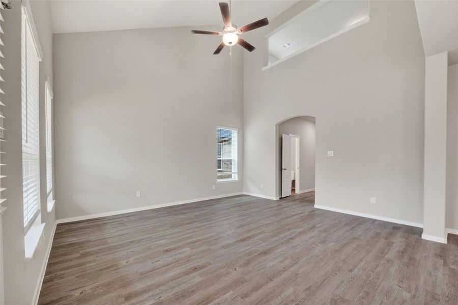 Spacious, unfurnished interior of a new home in Rollingbrook Estates, Baytown (Image 27).