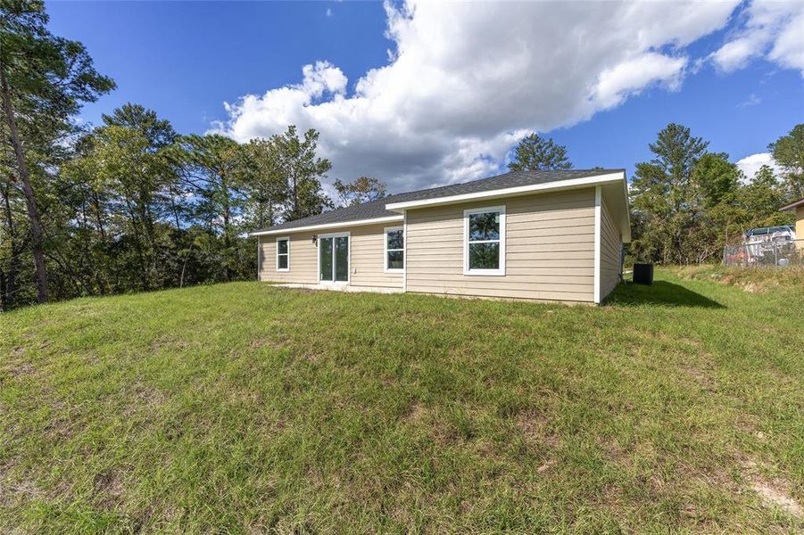 Exterior details and patio area of a home in , Dunnellon (Image 18).