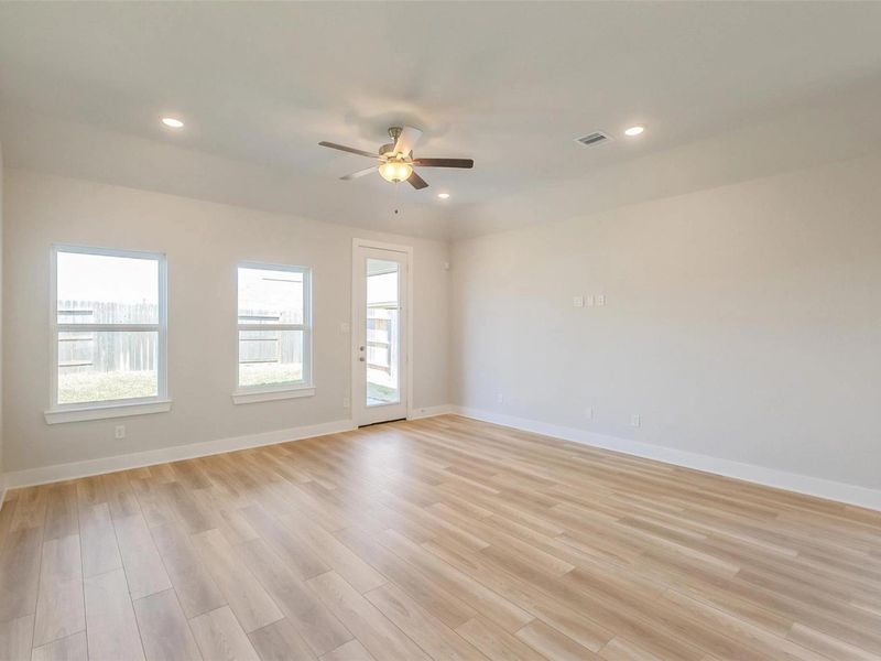 Spacious, unfurnished interior of a new home in Sunterra, Katy (Image 19).